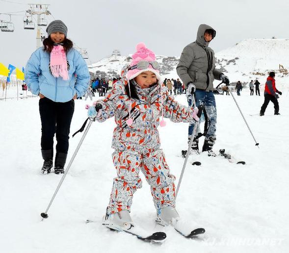 新疆天山天池冰雪風(fēng)情節(jié)開(kāi)幕首日 超5000人免費(fèi)滑雪