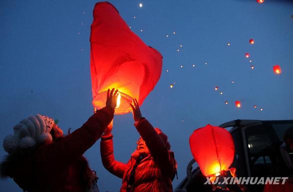 我國陸地最低點(diǎn)放飛千盞孔明燈迎新春