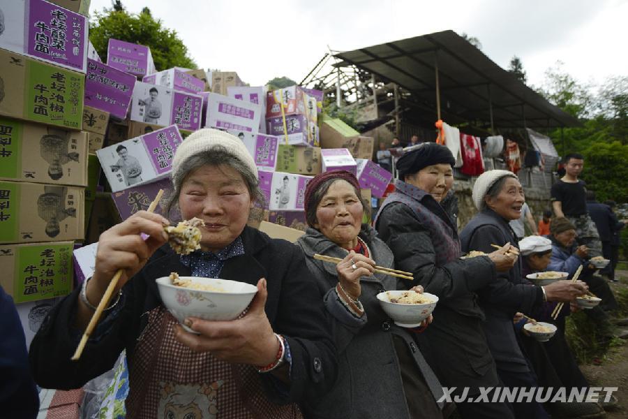 阿里木為受災群眾做抓飯
