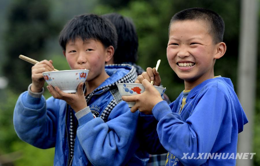 阿里木為受災(zāi)群眾做抓飯