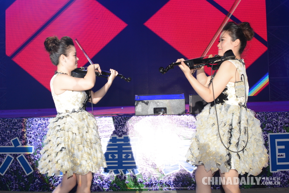 霍城縣舉辦“科古爾琴薰衣草園演唱會(huì)”