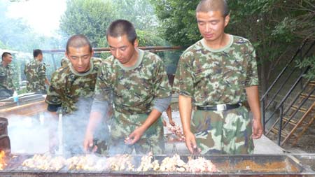 邊防指揮學(xué)校大訓(xùn)隊(duì)組織入警大學(xué)生歡度肉孜節(jié)