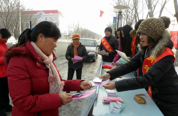 農六師共青團農場百名志愿者在行動