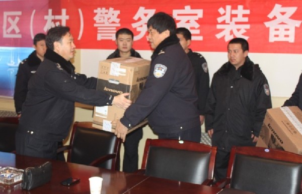 奎屯市公安局舉行社區(農村)警務室裝備發放儀式