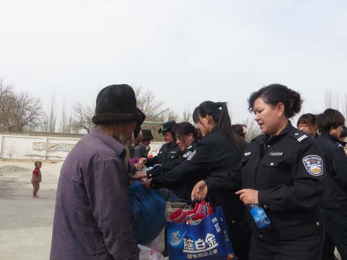 35名警花“三八”婦女節的特殊慰問
