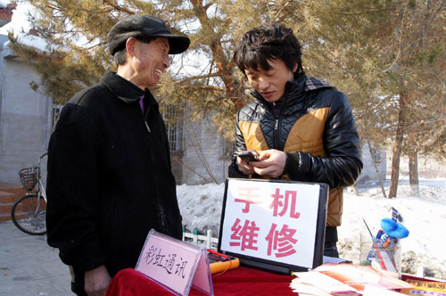 新疆兵團(tuán)六師共青團(tuán)農(nóng)場(chǎng)百名“雷鋒”真情服務(wù)社會(huì)