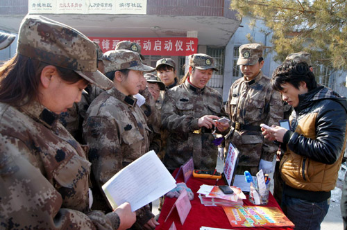 新疆兵團(tuán)六師共青團(tuán)農(nóng)場(chǎng)百名“雷鋒”真情服務(wù)社會(huì)
