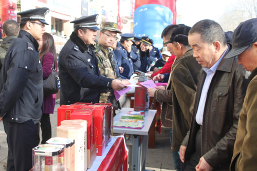 奎屯市公安局會同工商、質檢、農資等部門聯合開展“3.15”消費日宣傳活動
