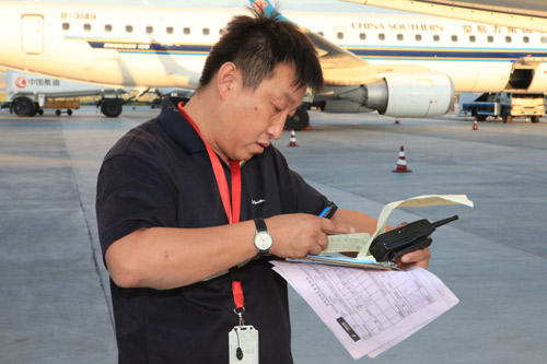 日裝行李近萬件 機(jī)型特點(diǎn)“門兒清”：探訪航空貨運(yùn)監(jiān)裝員
