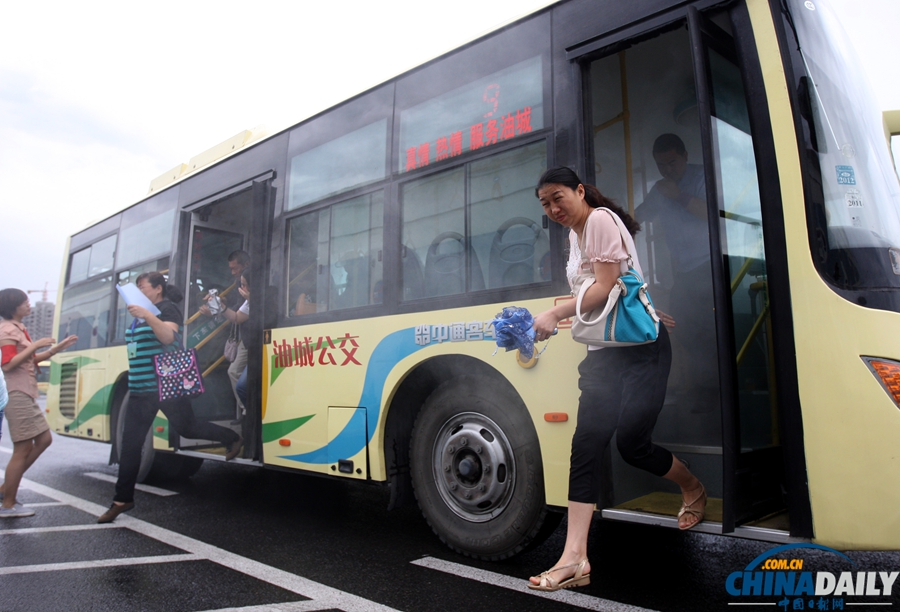 克拉瑪依舉行公交車輛突發(fā)火災(zāi)逃生疏散演練