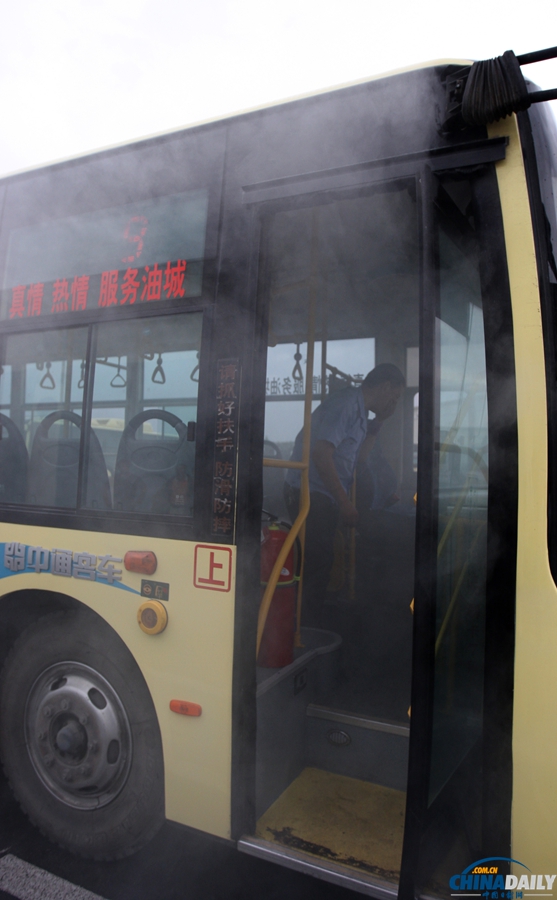克拉瑪依舉行公交車輛突發火災逃生疏散演練