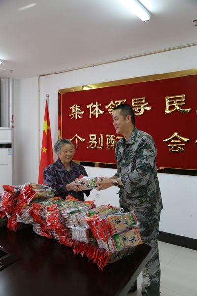 “擁軍鞋墊”寄深情　 ---七旬老人到克拉瑪依市白堿灘區人武部慰問官兵