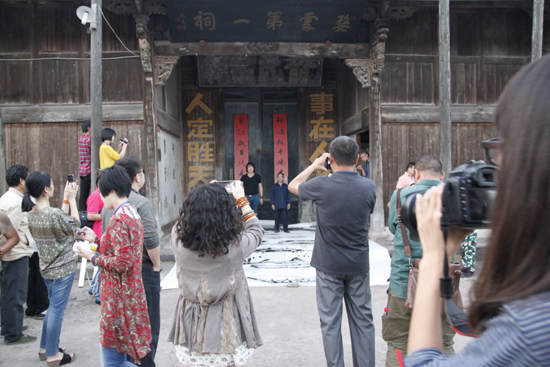 藝術家現(xiàn)場為法拉利高層創(chuàng)作漫藝術作品