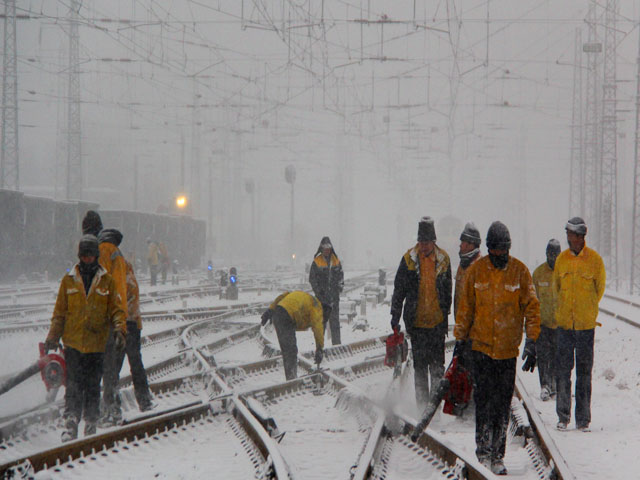 烏魯木齊鐵路春運迎戰風雪除隱患保暢通