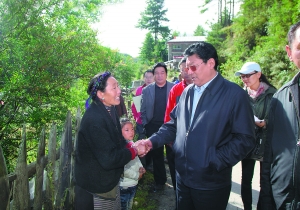 白瑪赤林在亞東縣視察災情:盡快解決災區突出問題 積極生產自救 重建美好家園