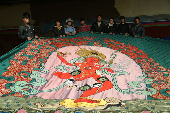 穿針引線，縫制信仰，為世界的安寧祈禱(圖)