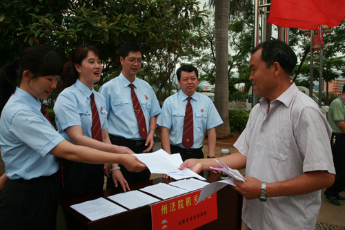 紅河中院黨員法官走上街頭開展為民法律咨詢服務
