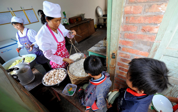 云南山區小學校的學生“營養餐”