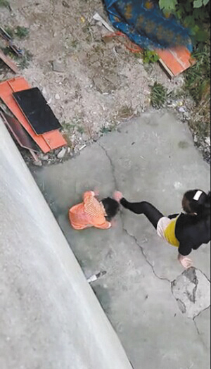 疑云南一女子踢打孩子被拍視頻網友稱要“人肉”她
