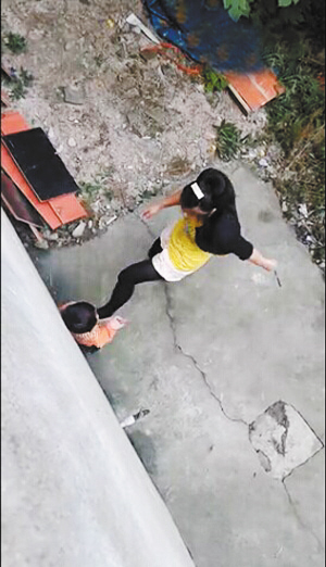 疑云南一女子踢打孩子被拍視頻網友稱要“人肉”她