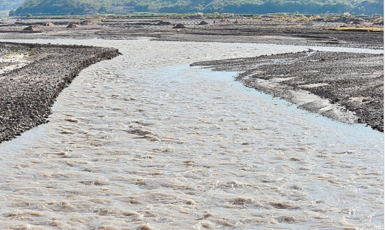 云南東川又現“牛奶河” 排污企業已確定