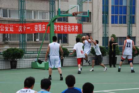 昆鐵警方系列文體活動隆重紀念建國62周年華誕
