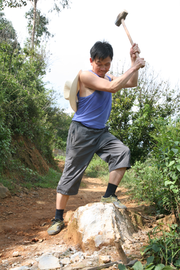 云南祿勸:孫顯才義務修路搭橋26年