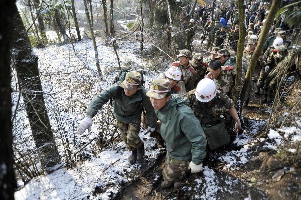武警云南總隊昭通支隊官兵全力奮山體滑坡救災一線