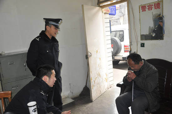 盲人男子為訪友冒險走鐵路 昆明鐵警盡職責(zé)暖心現(xiàn)其愿