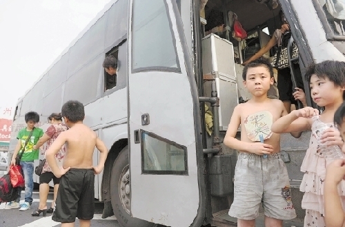 核載40人實(shí)載64人 客車(chē)超載屢禁不止