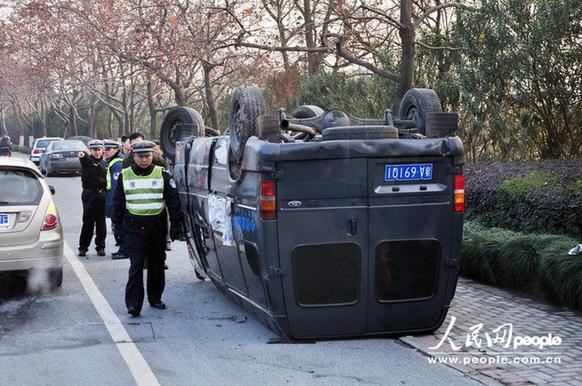 杭州運鈔車仰翻 警方護衛十余箱現金