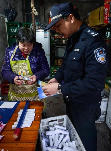 舟山“居安工程”社區(qū)民警免費派送報警器