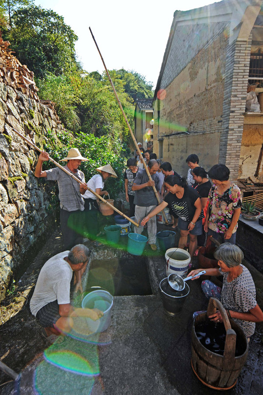 浙江新昌遭遇空前旱災(zāi) 山民飲水告急展開救援