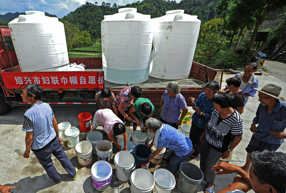 浙江新昌遭遇空前旱災 山民飲水告急展開救援