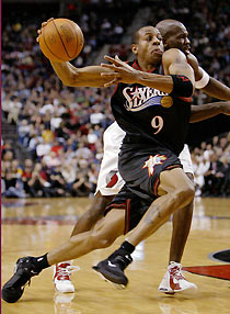 hiladelphia 76ers guard Andre Iguodala (9) drives to the basket against Portland Trail Blazers forward Ruben Patterson during first quarter NBA action in Portland, Oregon December 28, 2005.