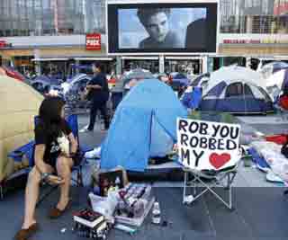 Twilight fans get desperate<BR>'暮光'迷寒夜扎營待首映
