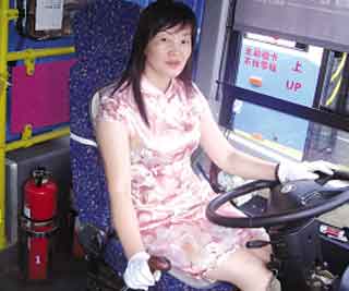 Liked bus driver wears Qipao<BR>美女穿旗袍開公交(圖)