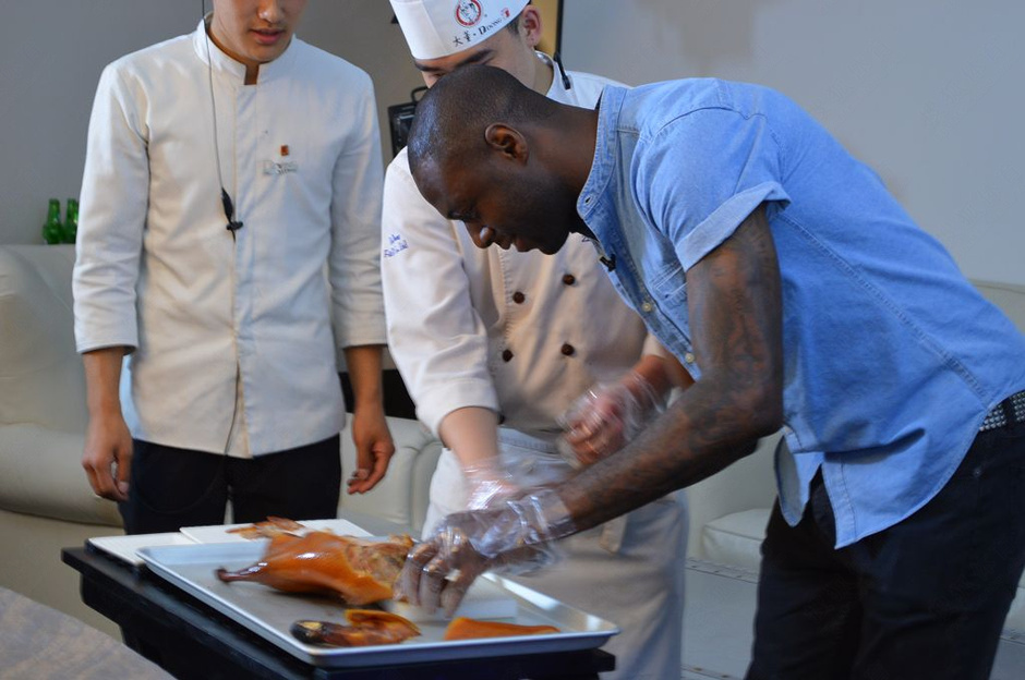 戴維斯片烤鴨 兩大巨星吃蟲子PK夾花生米