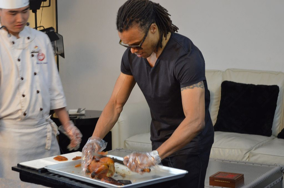 戴維斯片烤鴨 兩大巨星吃蟲子PK夾花生米