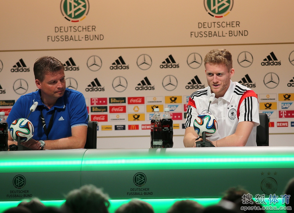 德國召開發布會 拉姆許爾勒暢談表情輕松