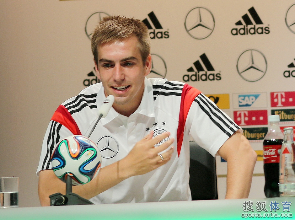 德國(guó)召開(kāi)發(fā)布會(huì) 拉姆許爾勒暢談表情輕松