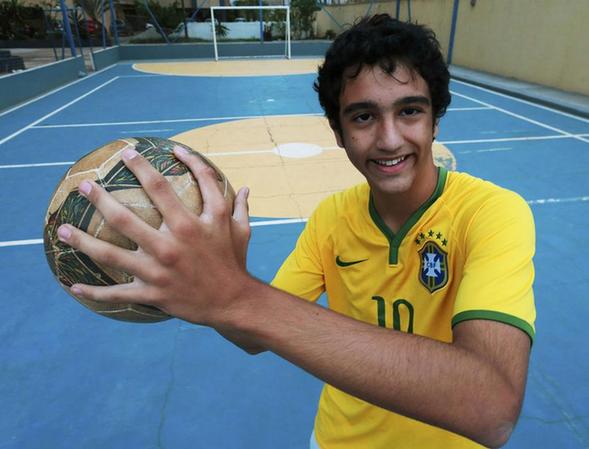 美聯社：六指家族為巴西六冠王祈福