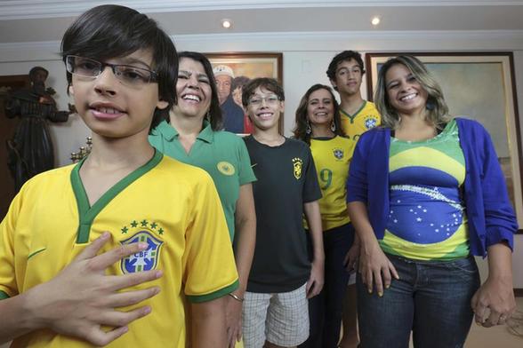 美聯社：六指家族為巴西六冠王祈福