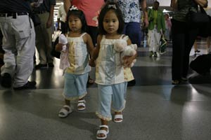 美兩對夫婦收養中國女孩 查基因發現孩子竟是親姐妹