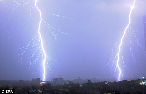 尼泊爾天空現(xiàn)奇觀：同一地點兩道閃電