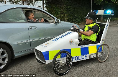 英警察發(fā)明“山寨巡邏車”不為抓賊為親民