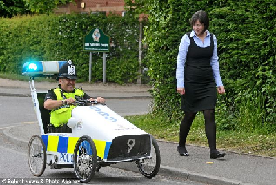 英警察發(fā)明“山寨巡邏車”不為抓賊為親民