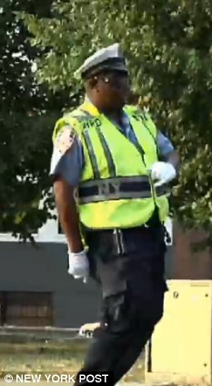 紐約一警察獨創舞蹈動作指揮交通 帶來微笑擁堵全消