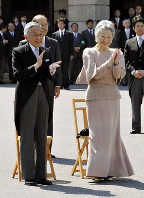日本天皇夫婦慶祝結(jié)婚50周年 邀百對(duì)金婚老人同賀