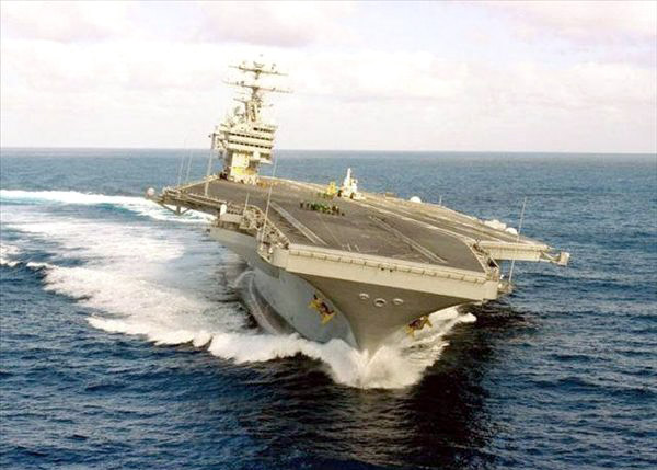 組圖：美軍航母進行性能測試 在海上玩漂移